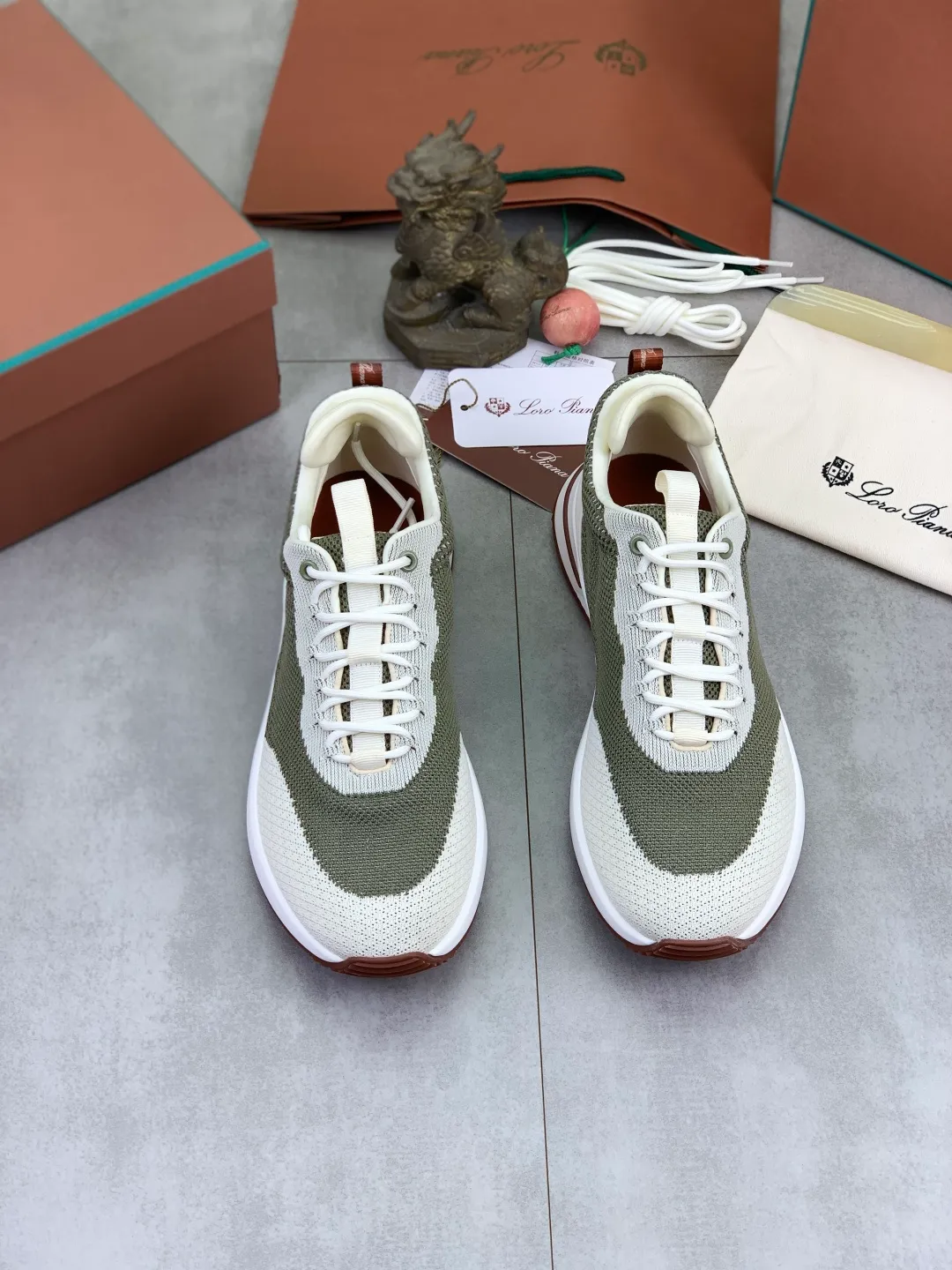 Men's men's shoes 💰P542 New style 💰High quality The latest casual shoes Loro Piana 💯Top grade💯Buy the original copy💯 Founded the existing Loro Piana company on April 24, 1924. The family has been operating for the sixth generation, providing top quality products to customers who are discerning in taste and quality. Imported original fly woven fabrics with cowhide fabric, plain calfskin lining, hand-stitched threads with cowhide feet, original packaging, high-end outsole, size: 38-46, multiple colors available, complete package